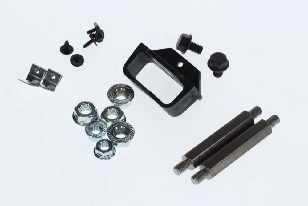 Zusammenstellung von Befestigungselementen, darunter Schrauben, Unterlegscheiben und Halterungen, für Bosch-Produkte.
